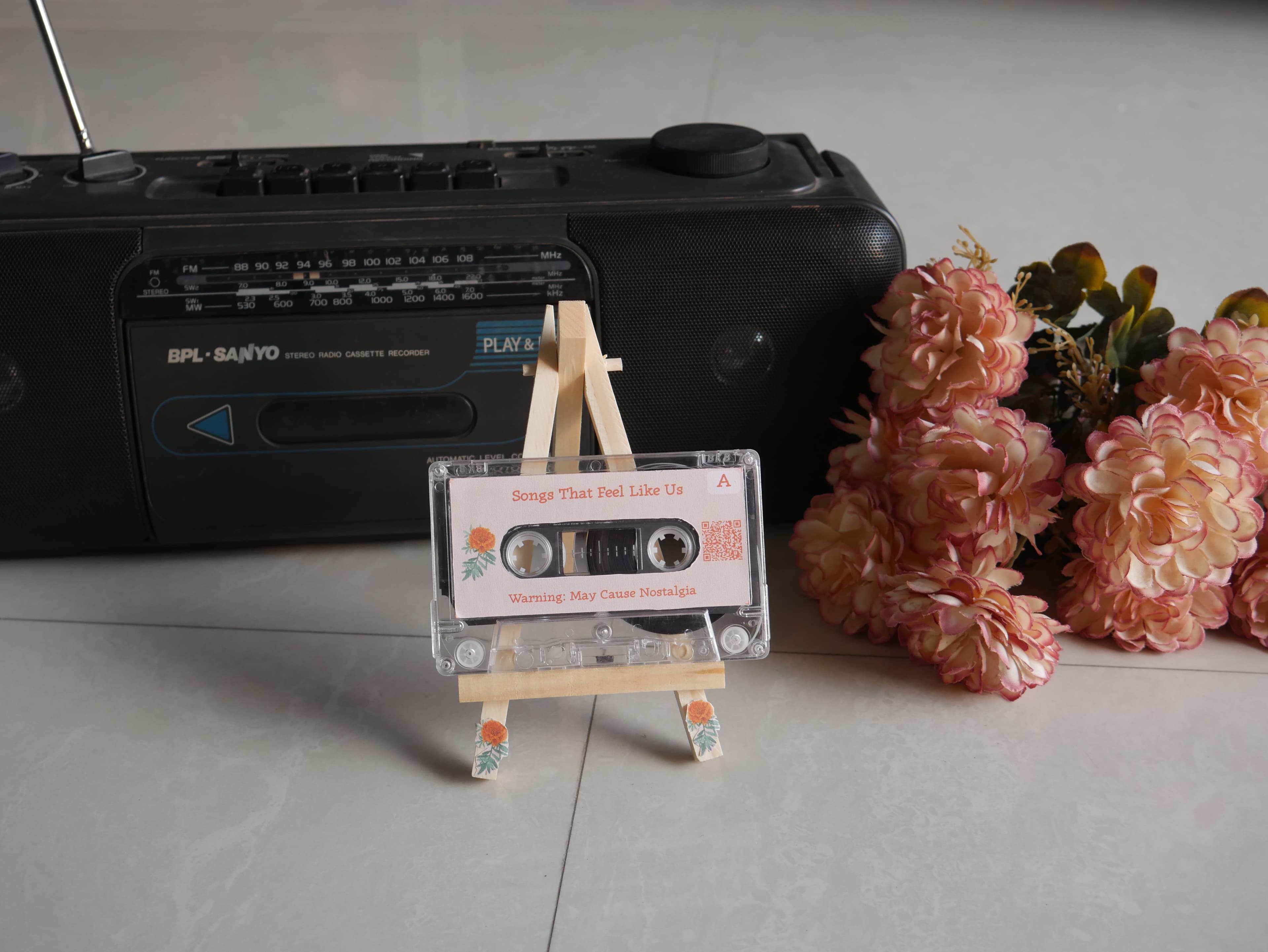 Kassette on easel with boombox and flowers